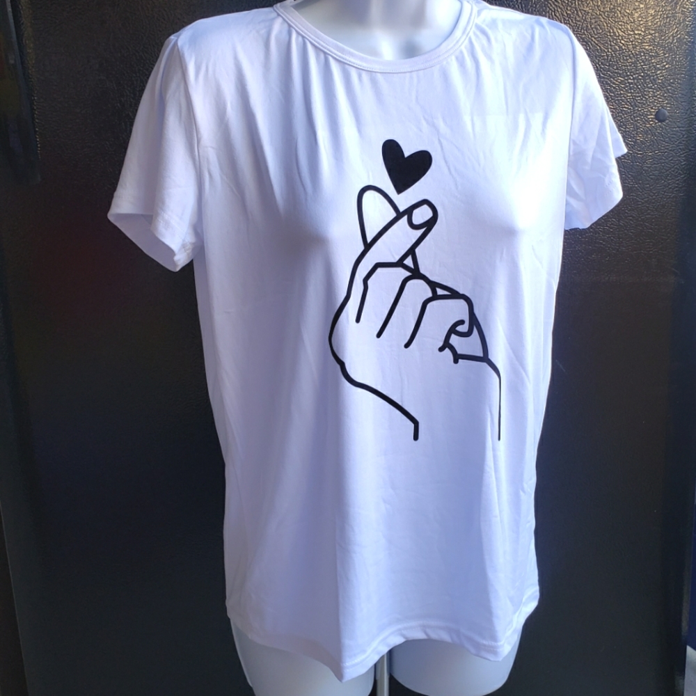 "Finger heart" round neck t shirt